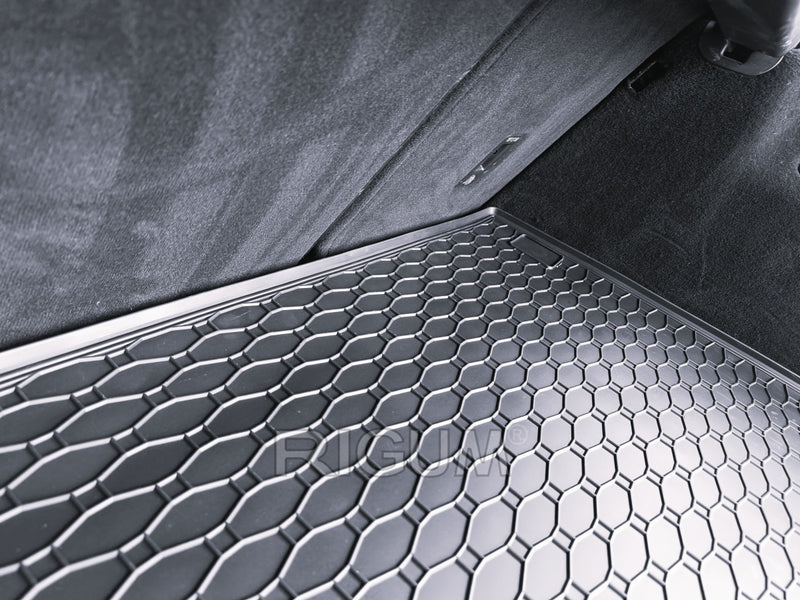 Covoraș din cauciuc Rigum pentru Mercedes E-Class W212 estate (2009+)