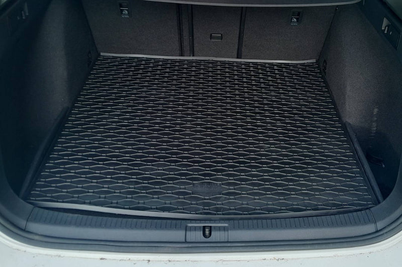 Гумена стелка за багажник Rigum за Volkswagen Golf 7 комби (2012–2019) – горно положение